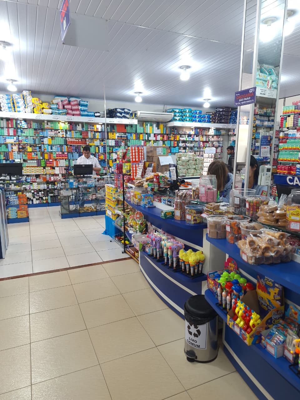 Balcão de atendimento e produtos da Drogaria Sao Paulo